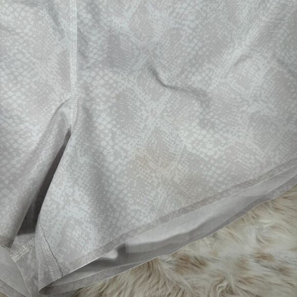 Athleta Run With It 3" Short Grey Snake Reptile Print Size XL - Picture 2 of 6